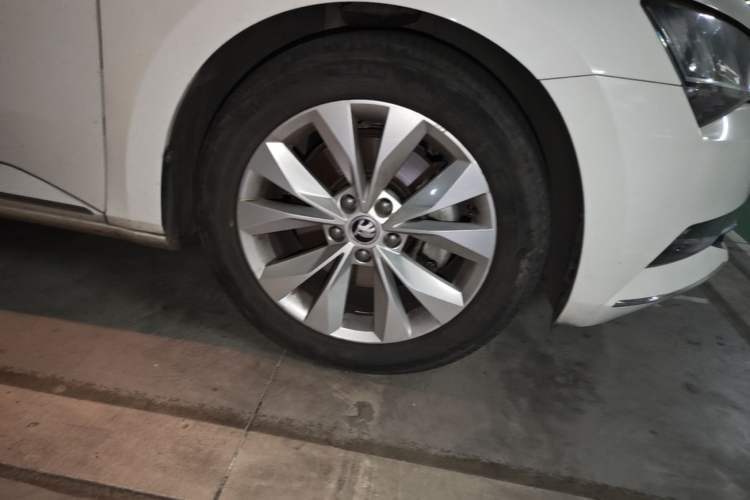 Used Skoda Superb 2018 TSI330 DSG Comfort Edition China V Standard Right Front Wheel Hub