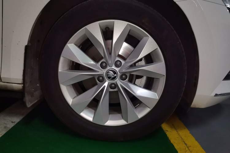 Used Skoda Superb 2018 TSI280 DSG Comfort Edition China V Standard Right Front Wheel Hub