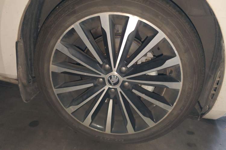 Used Skoda Superb 2018 TSI280 DSG Comfort Edition China VI Standard Right Front Wheel Hub