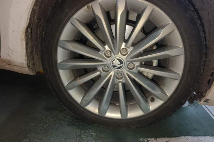 Used Skoda Superb 2018 TSI380 DSG Flagship Edition China V Standard Right Front Wheel Hub