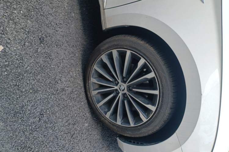 Used Skoda Superb 2018 TSI330 DSG Comfort Edition China VI Standard Right Front Wheel Hub