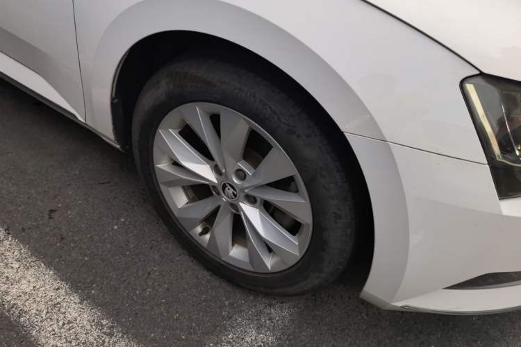 Used Skoda Superb 2018 TSI330 DSG Comfort Edition China V Standard Right Front Wheel Hub