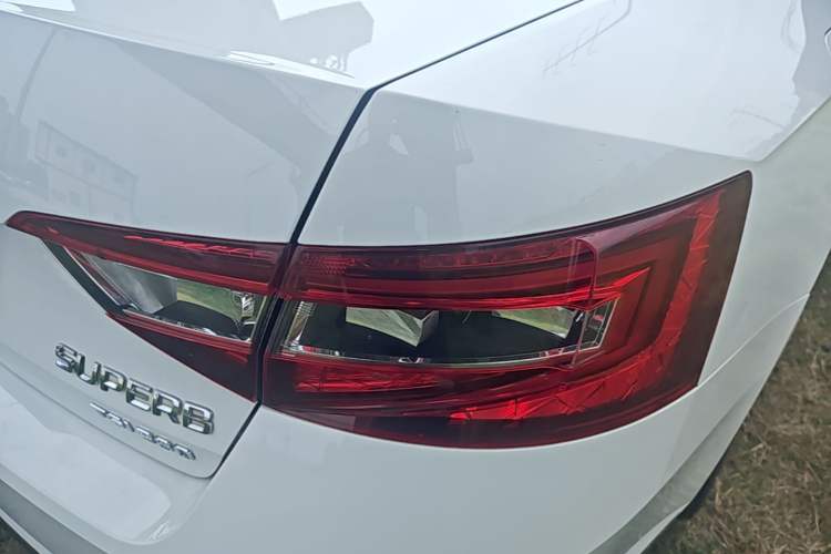 Used Skoda Superb 2018 TSI280 DSG Comfort Edition China VI Standard Right Rear Taillight