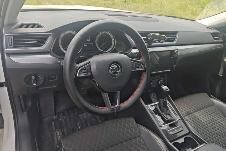 Used Skoda Superb 2018 TSI280 DSG Comfort Edition China VI Standard Steering Wheel