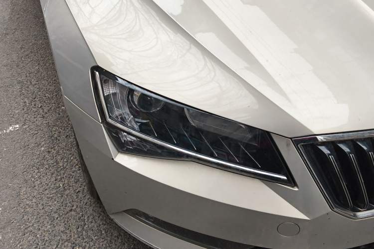 Used Skoda Superb 2018 TSI280 DSG Comfort Edition China V Standard Right Front Headlight