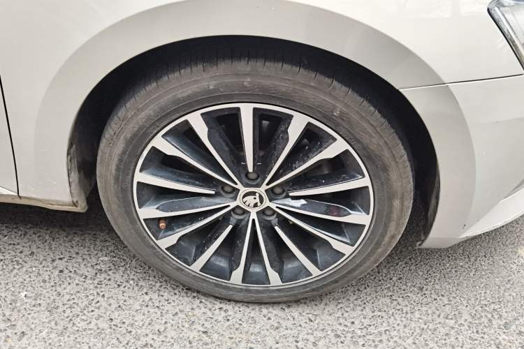 Used Skoda Superb 2018 TSI280 DSG Comfort Edition China V Standard Right Front Wheel Hub