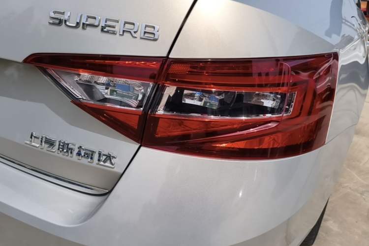 Used Skoda Superb 2018 TSI330 DSG Luxury Edition China V Standard Right Rear Taillight