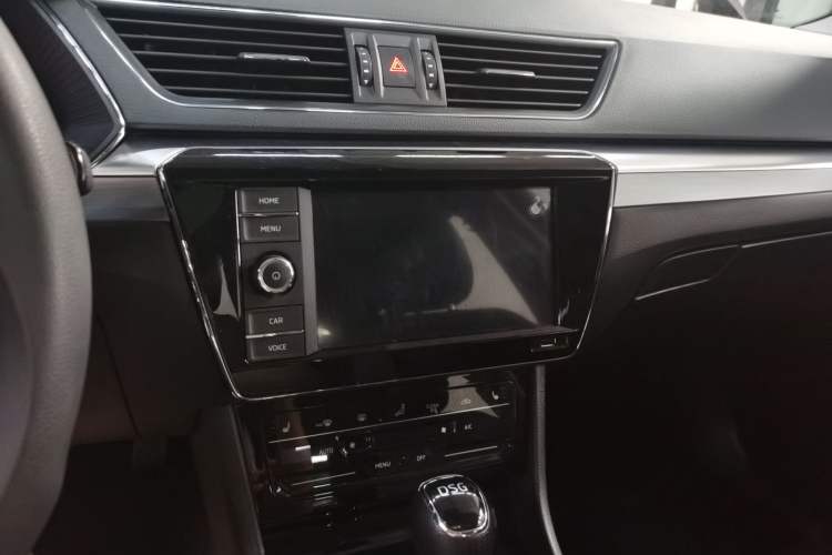 Used Skoda Superb 2019 TSI330 DSG Comfort Edition Audio And AC Panel