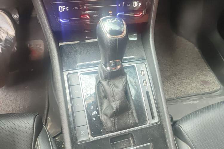 Used Skoda Superb 2019 Facelifted TSI280 DSG Comfort Edition Gear Lever