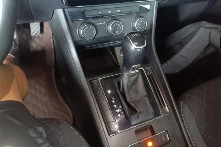 Used Skoda Superb 2019 Restyled TSI280 DSG Standard Edition Gear Lever