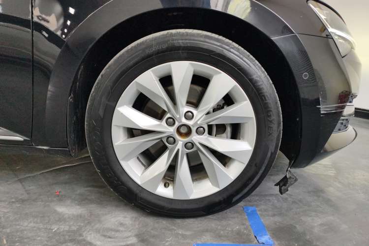 Used Skoda Superb 2019 Facelifted TSI280 DSG Comfort Edition Left Front Wheel Hub
