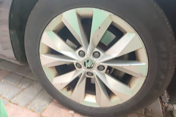 Used Skoda Superb 2019 Facelifted TSI280 DSG Comfort Edition Right Front Wheel Hub