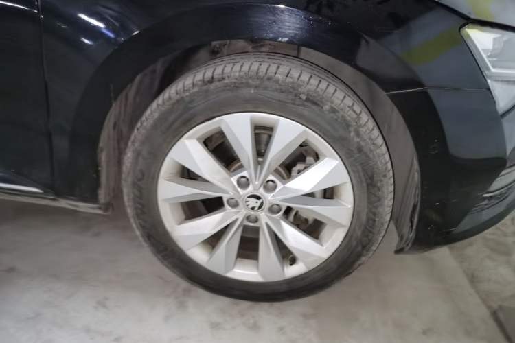 Used Skoda Superb 2019 Facelifted TSI280 DSG Comfort Edition Right Front Wheel Hub