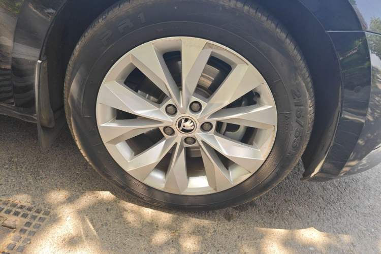 Used Skoda Superb 2019 TSI280 DSG Comfort Edition Right Front Wheel Hub
