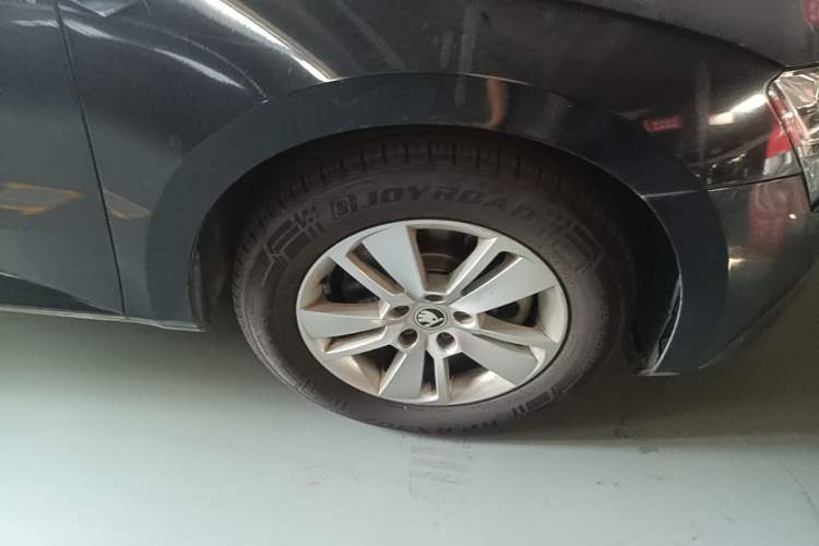 Used Skoda Superb 2019 Restyled TSI280 DSG Standard Edition Right Front Wheel Hub