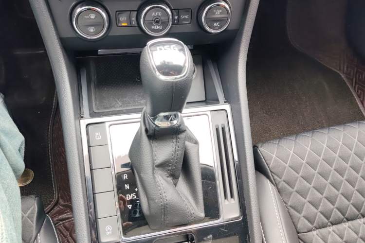 Used Skoda Superb 2019 TSI280 DSG Comfort Edition Gear Lever