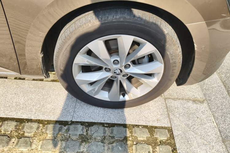 Used Skoda Superb 2019 TSI280 DSG Comfort Edition Right Front Wheel Hub