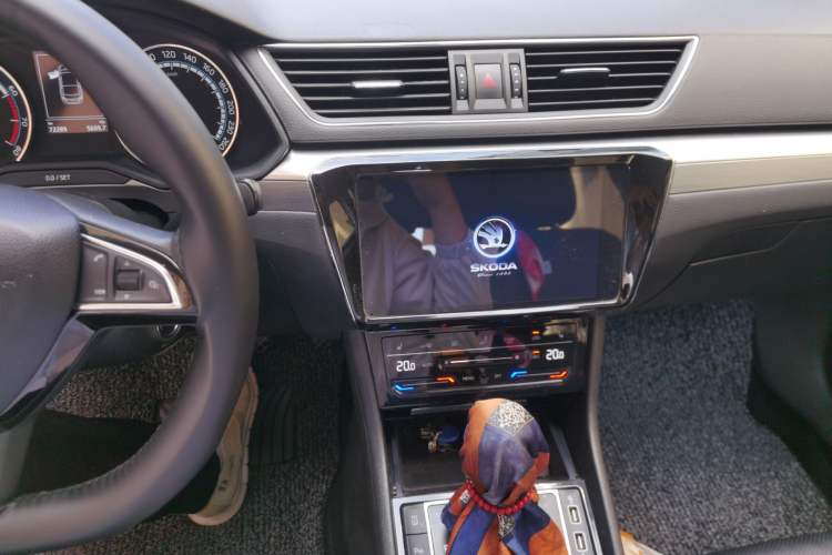 Used Skoda Superb 2019 Facelifted TSI280 DSG Comfort Edition Audio And AC Panel
