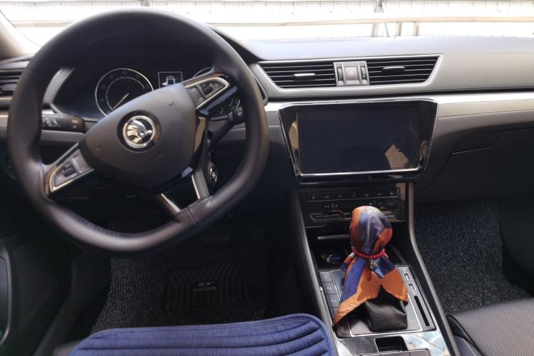 Used Skoda Superb 2019 Facelifted TSI280 DSG Comfort Edition Center Console