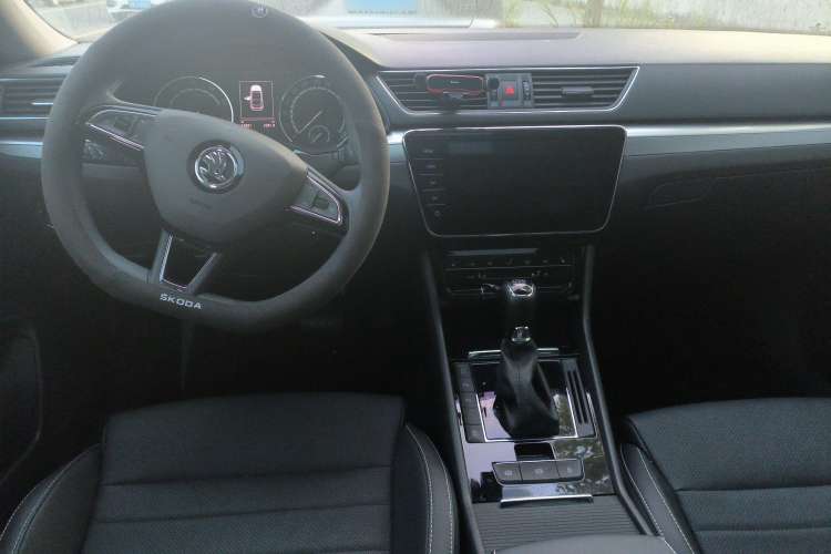 Used Skoda Superb 2019 Facelifted TSI280 DSG Comfort Edition Center Console