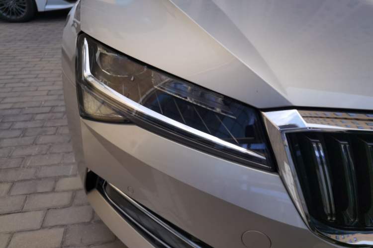 Used Skoda Superb 2019 Facelifted TSI280 DSG Comfort Edition Right Front Headlight