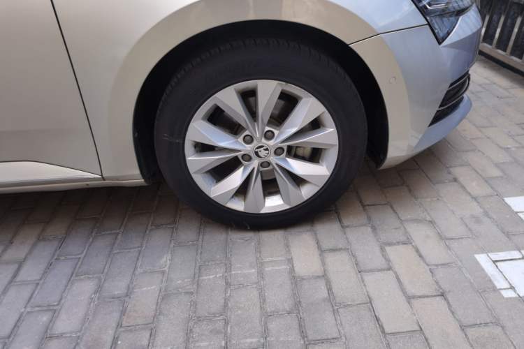 Used Skoda Superb 2019 Facelifted TSI280 DSG Comfort Edition Right Front Wheel Hub