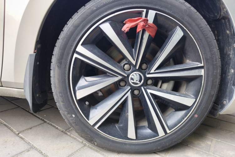 Used Skoda Superb 2019 TSI330 DSG Luxury Edition Right Front Wheel Hub