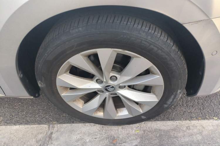 Used Skoda Superb 2019 Facelifted TSI280 DSG Comfort Edition Right Front Wheel Hub