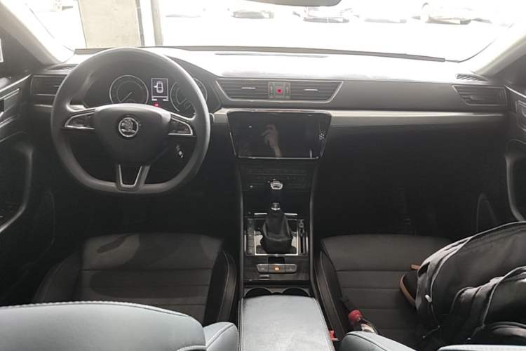 Used Skoda Superb 2019 Facelifted TSI280 DSG Comfort Edition Center Console