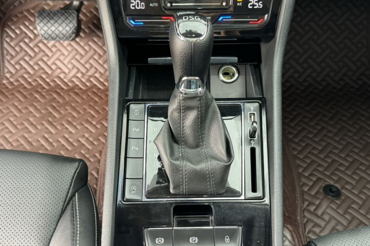 Used Skoda Superb 2019 Facelifted TSI280 DSG Comfort Edition Gear Lever