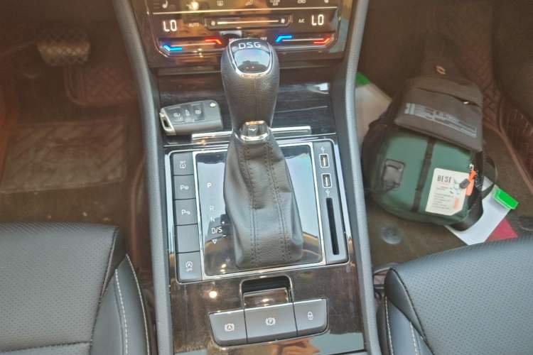 Used Skoda Superb 2019 Facelifted TSI280 DSG Comfort Edition Gear Lever