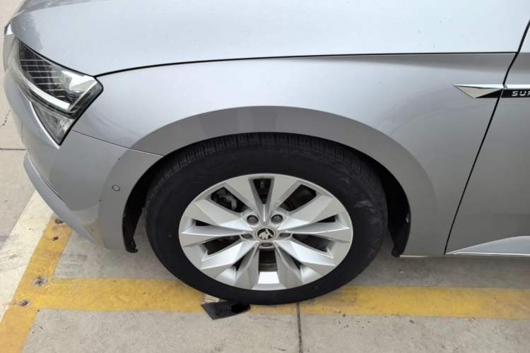 Used Skoda Superb 2019 Restyled TSI330 DSG Comfort Edition Left Front Wheel Hub