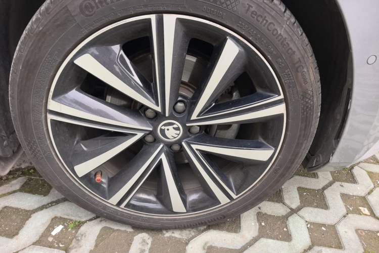 Used Skoda Superb 2019 Facelifted TSI330 DSG Luxury Edition Right Front Wheel Hub