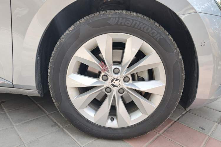 Used Skoda Superb 2019 Restyled TSI330 DSG Comfort Edition Right Front Wheel Hub