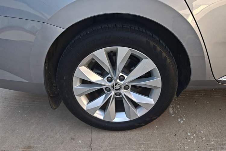 Used Skoda Superb 2019 Facelifted TSI280 DSG Comfort Edition Right Rear Wheel Hub