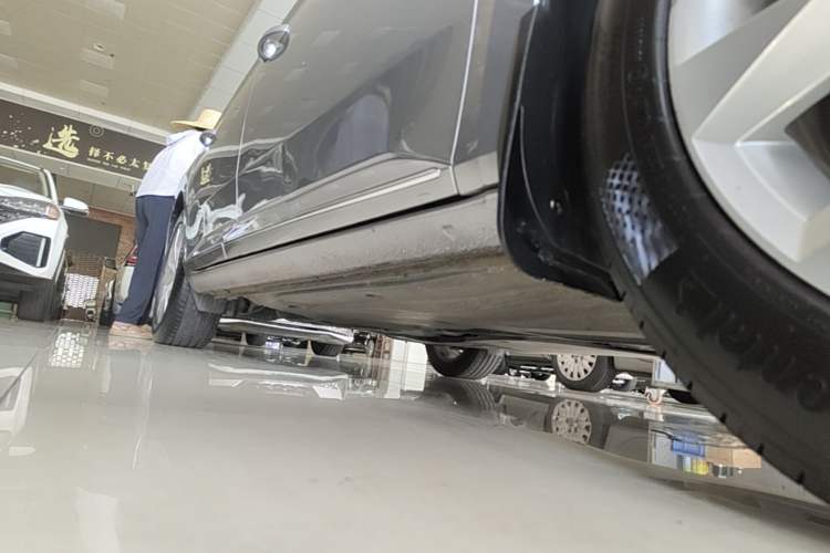 Used Skoda Superb 2019 Facelifted TSI280 DSG Comfort Edition Right Side Sill