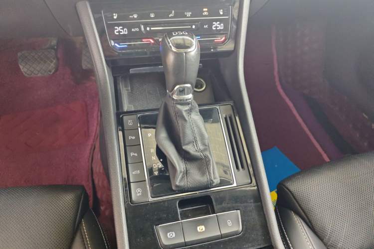 Used Skoda Superb 2019 Facelifted TSI330 DSG Luxury Edition Gear Lever