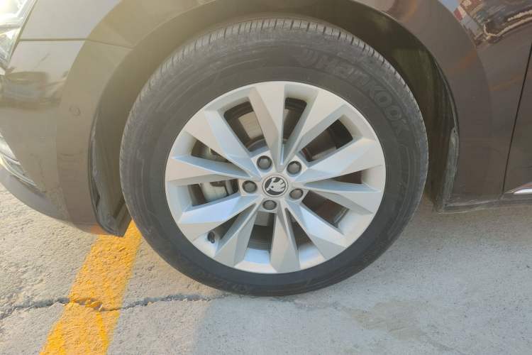 Used Skoda Superb 2019 Restyled TSI330 DSG Comfort Edition Left Front Wheel Hub