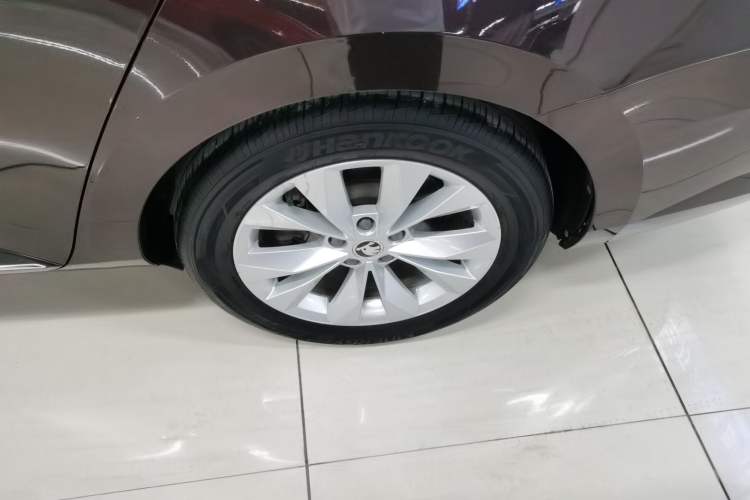 Used Skoda Superb 2019 Restyled TSI330 DSG Comfort Edition Left Rear Wheel Hub