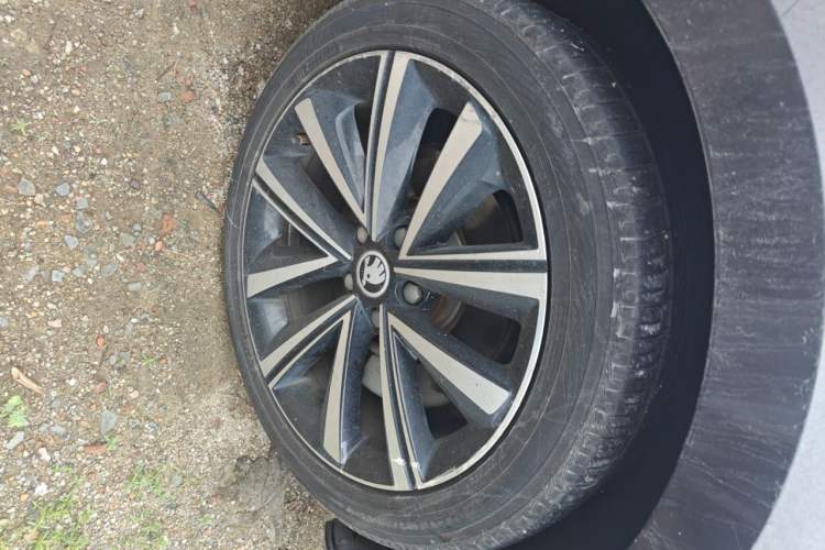 Used Skoda Superb 2019 TSI330 DSG Luxury Edition Right Front Wheel Hub