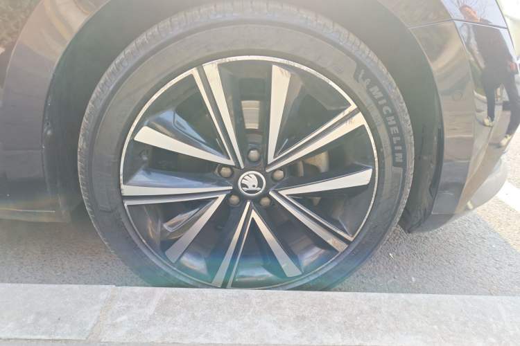Used Skoda Superb 2019 Restyled TSI330 DSG Comfort Edition Right Front Wheel Hub