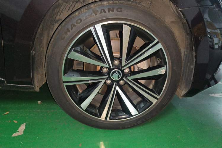Used Skoda Superb 2019 TSI330 DSG Luxury Edition Right Front Wheel Hub