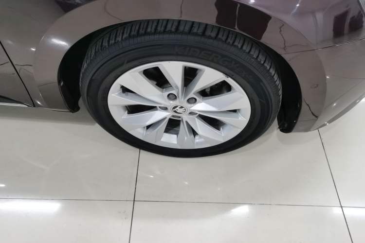 Used Skoda Superb 2019 Restyled TSI330 DSG Comfort Edition Right Front Wheel Hub