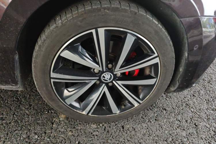 Used Skoda Superb 2019 TSI330 DSG Luxury Edition Right Front Wheel Hub