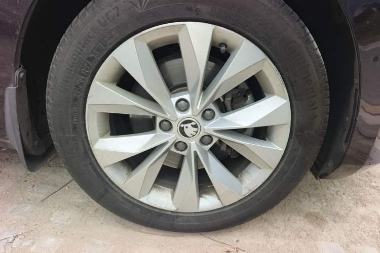 Used Skoda Superb 2019 Restyled TSI330 DSG Comfort Edition Right Front Wheel Hub