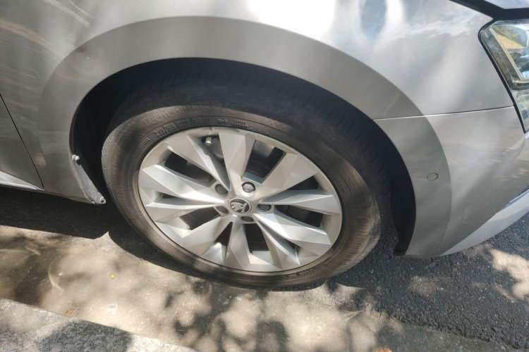 Used Skoda Superb 2019 Restyled TSI330 DSG Comfort Edition Right Front Wheel Hub
