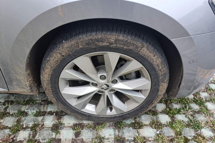Used Skoda Superb 2019 TSI280 DSG Comfort Edition Right Front Wheel Hub