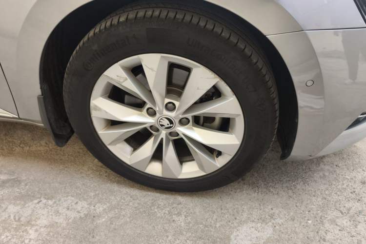 Used Skoda Superb 2019 Facelifted TSI280 DSG Comfort Edition Right Front Wheel Hub