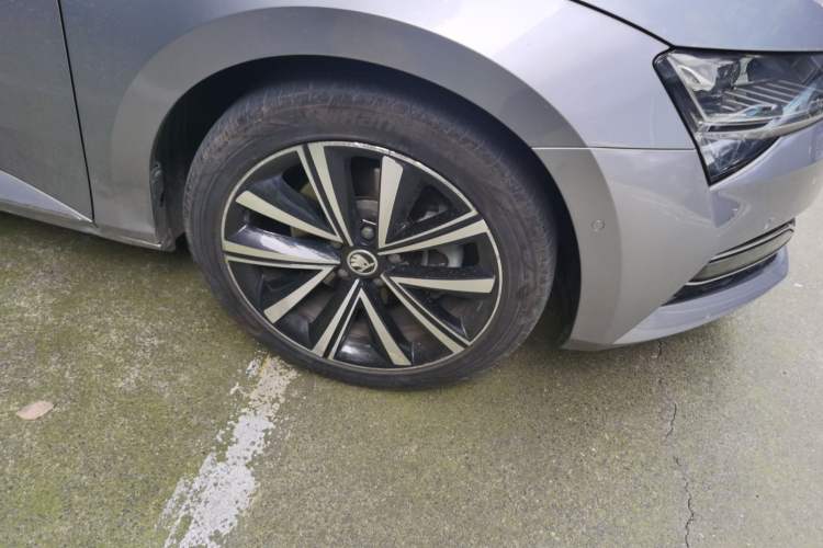 Used Skoda Superb 2019 Restyled TSI330 DSG Comfort Edition Right Front Wheel Hub
