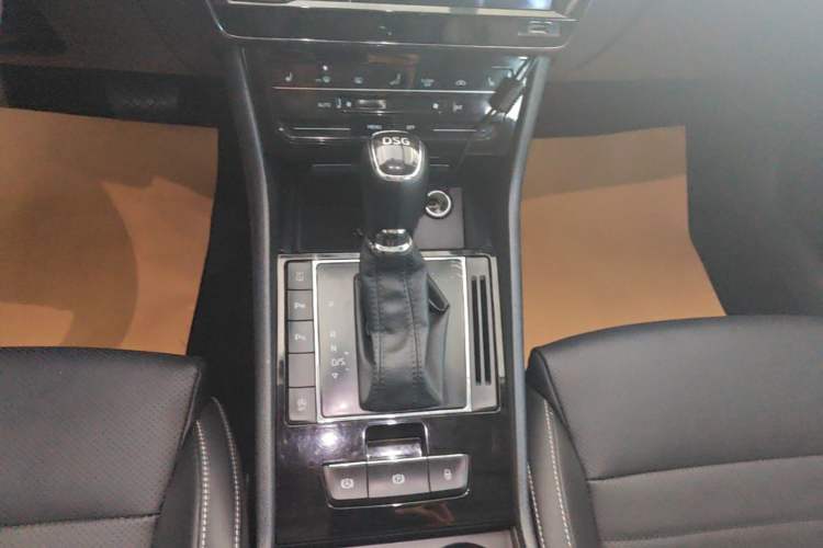 Used Skoda Superb 2019 Restyled TSI330 DSG Comfort Edition Gear Lever